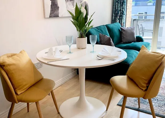 Modern 2 Bed 2 Bath Opp Tube Station