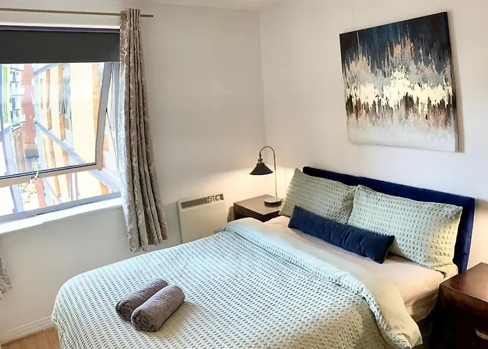 Modern 2 Bed 2 Bath Opp Tube Station