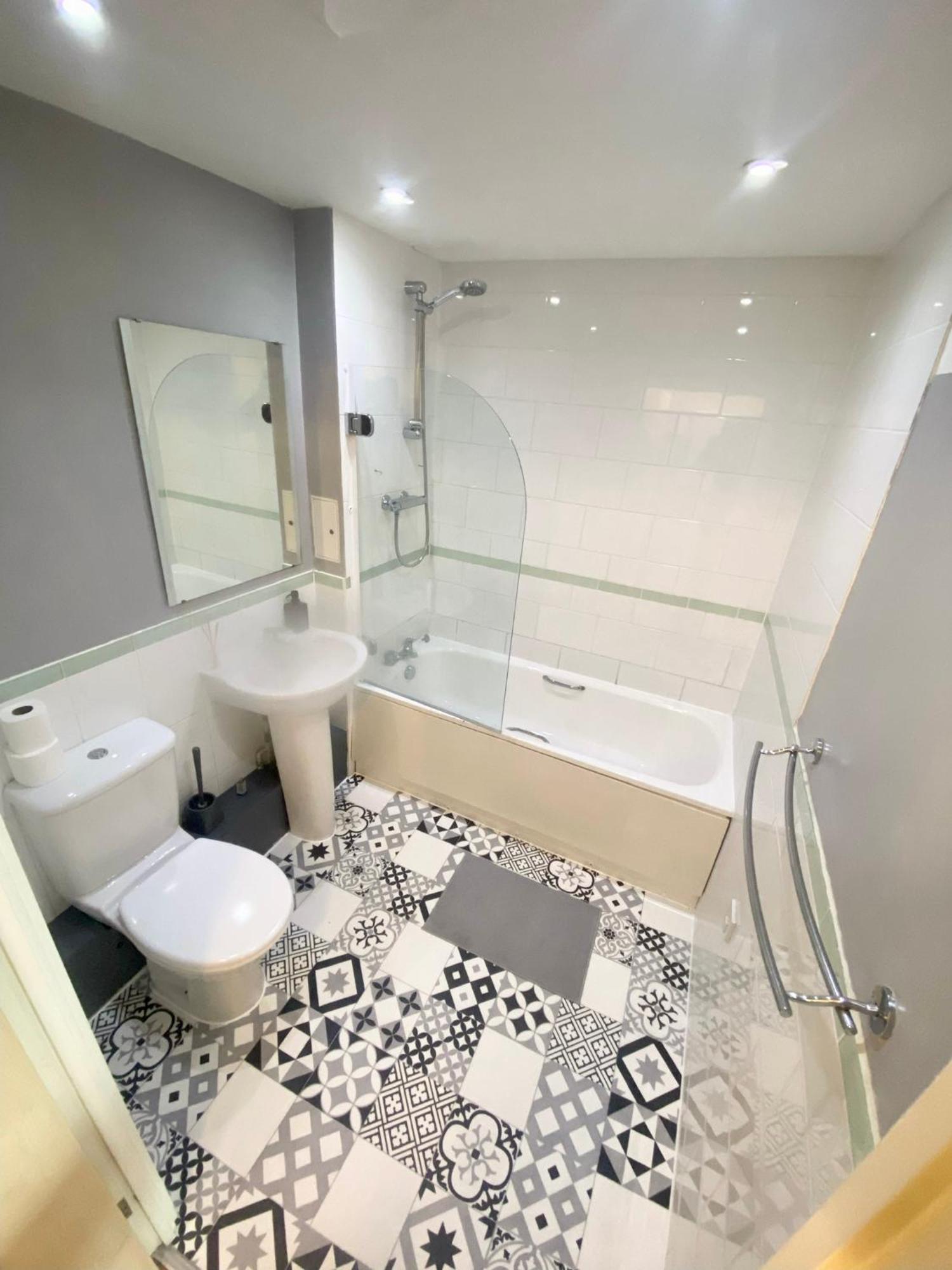 Modern 2 Bed 2 Bath Opp Tube Station Appartamento *